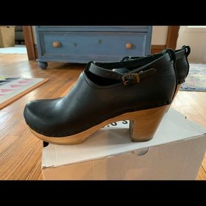 No. 6 Classic Halo Strap Clog